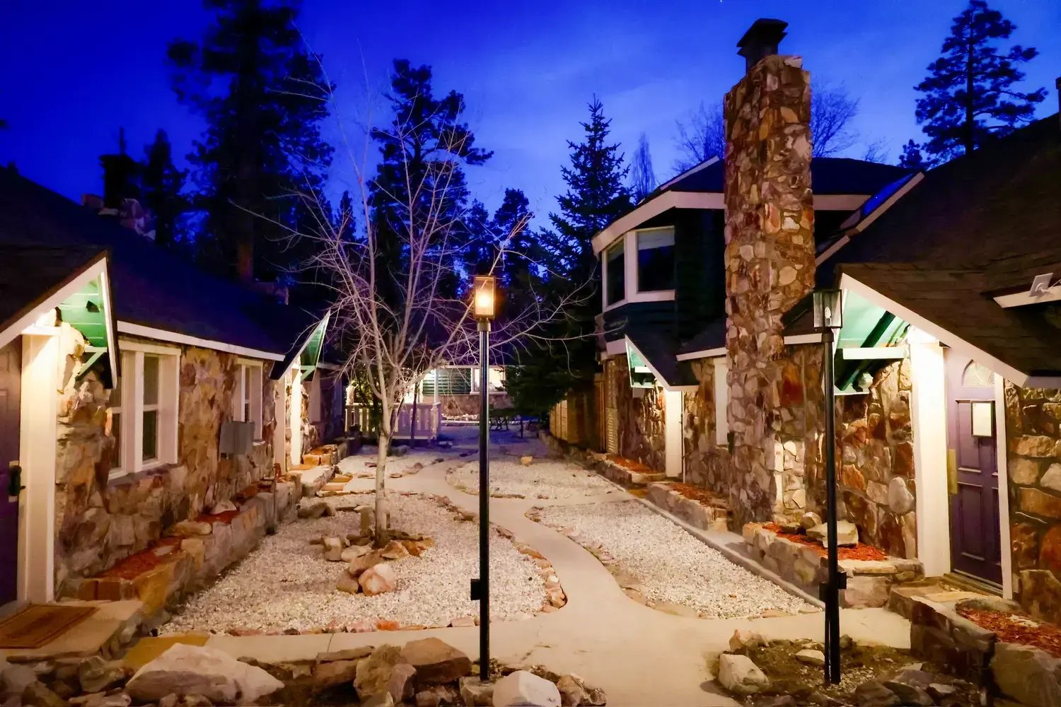 Arkouda Cabins - At night