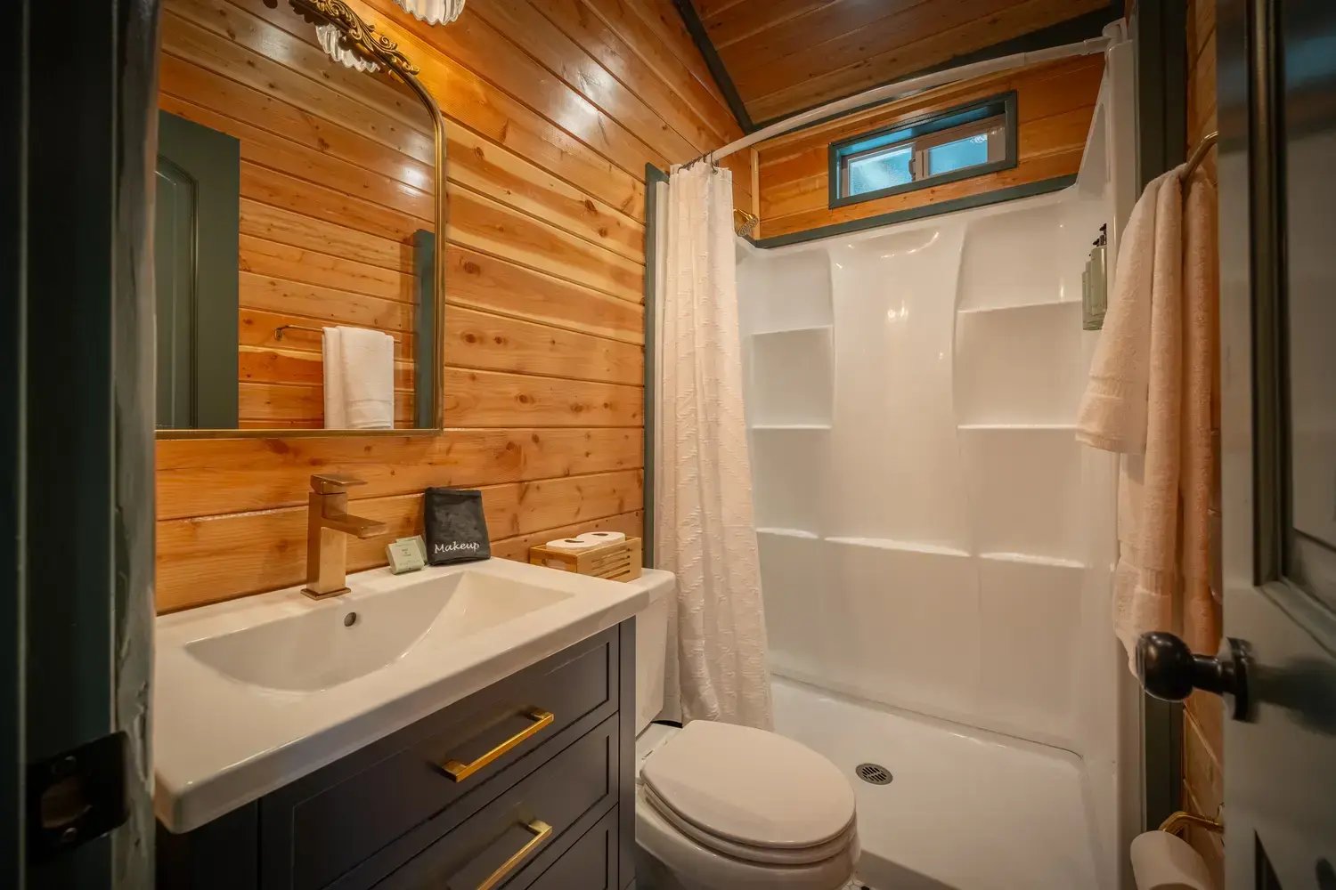Bathroom cabin 9